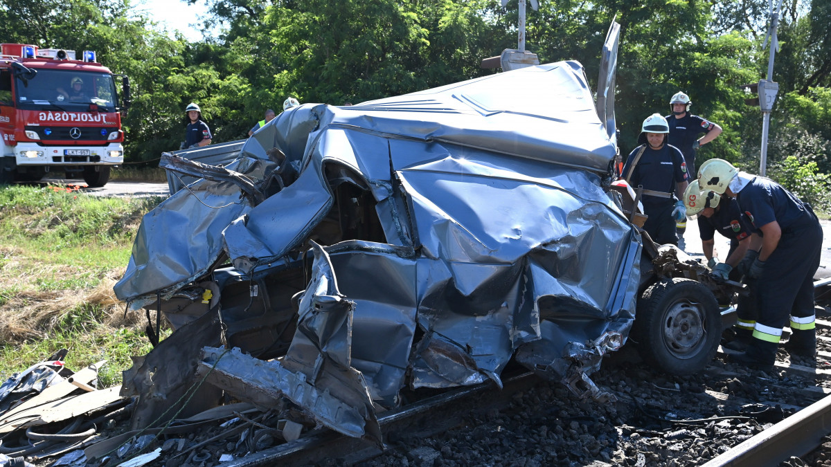 Összeroncsolódott kisteherautó Cegléden 2022. június 13-án. A gépjármű a Dohány utcai vasúti átjáróban összeütközött a Szegedről a Nyugati pályaudvarra tartó Torontál InterCity vonattal, 17 éves sofőrje a helyszínen meghalt. A vonaton nem sérült meg senki, a vasúti átjáróban a fénysorompó jól működött, piros jelzést mutatott.