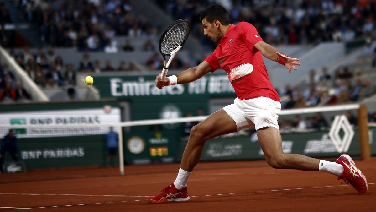 A szerb Novak Djokovic a spanyol Rafael Nadal ellen játszik a francia nemzetközi teniszbajnokság férfi egyesének negyeddöntőjében a párizsi Roland Garros Stadionban 2022. május 31-én.