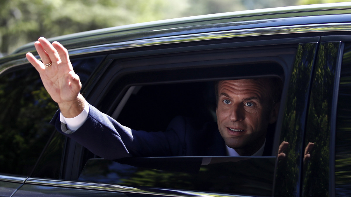 Emmanuel Macron francia államfő támogatóinak int, miután leadta szavazatát a nemzetgyűlési választások első fordulójában Le Touquet-ban 2022. június 12-én. A kétfordulós választáson mintegy 48 millió választópolgár a parlament alsóházának 577 képviselőjét választja meg öt évre. Franciaországban nincsen pártlistás szavazás, az állampolgárok egyéni jelöltekre adhatják le a voksukat.