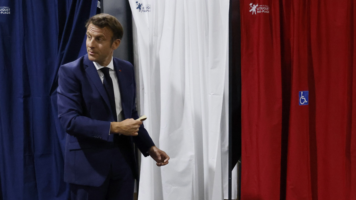 Emmanuel Macron francia államfő voksol a nemzetgyűlési választások első fordulójában Le Touquet-ban 2022. június 12-én. A kétfordulós választáson mintegy 48 millió választópolgár a parlament alsóházának 577 képviselőjét választja meg öt évre. Franciaországban nincsen pártlistás szavazás, az állampolgárok egyéni jelöltekre adhatják le a voksukat.