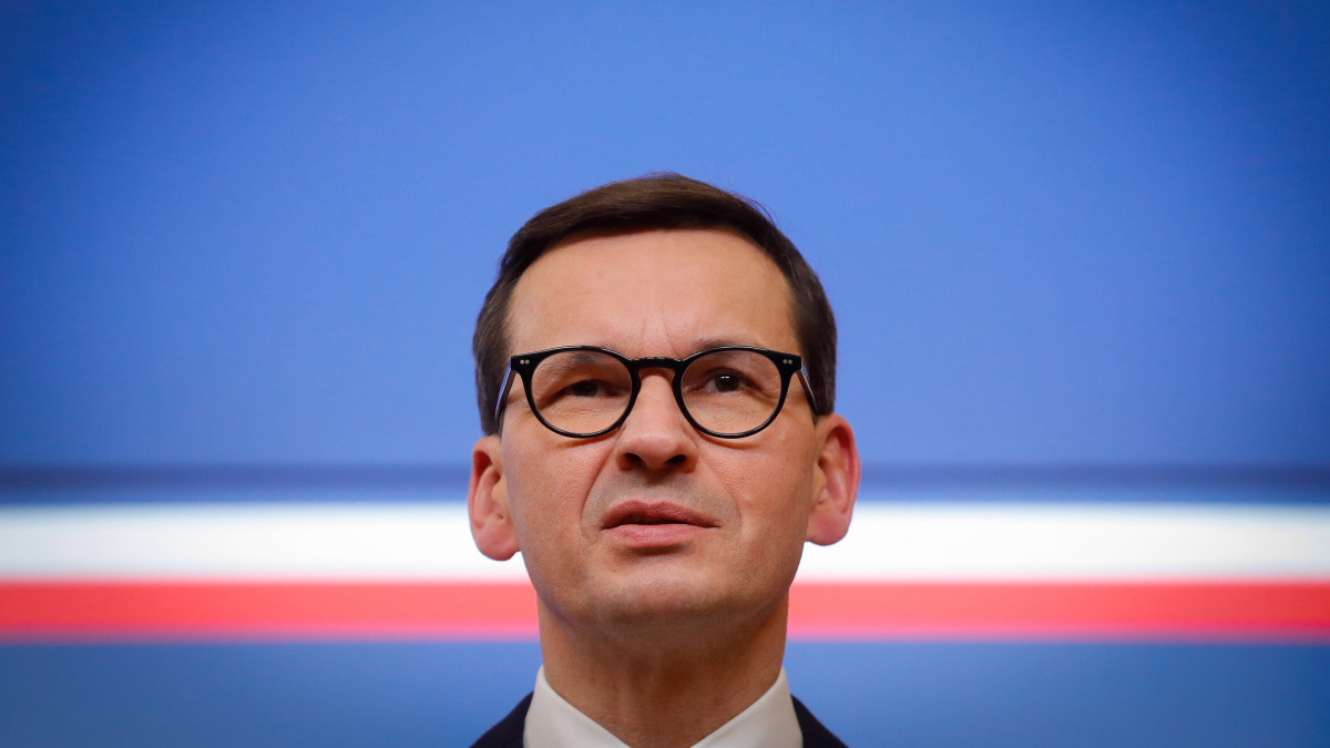 Mateusz Morawiecki lengyel miniszterelnök sajtótájékoztatót tart az Európai Unió brüsszeli csúcstalálkozójának végén 2021. október 22-én.
