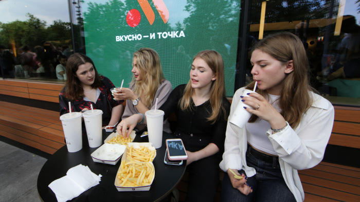 Meki helyett Fincsi - megnyílt az új orosz gyorsétteremlánc