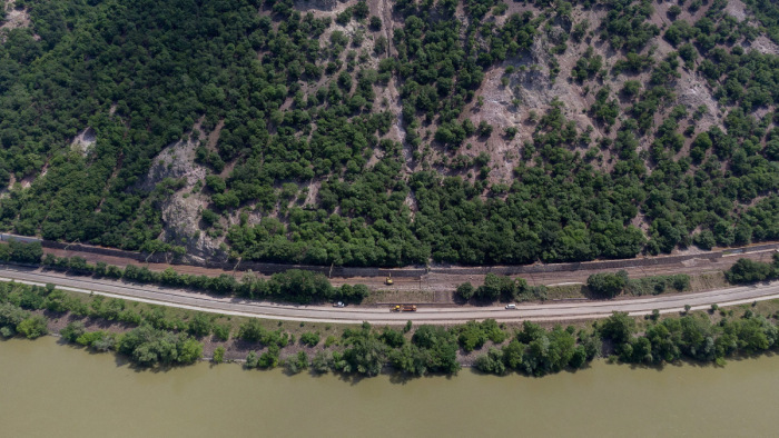 Részben megindult a forgalom a 12-es úton - légi fotókon a sárlavina pusztítása
