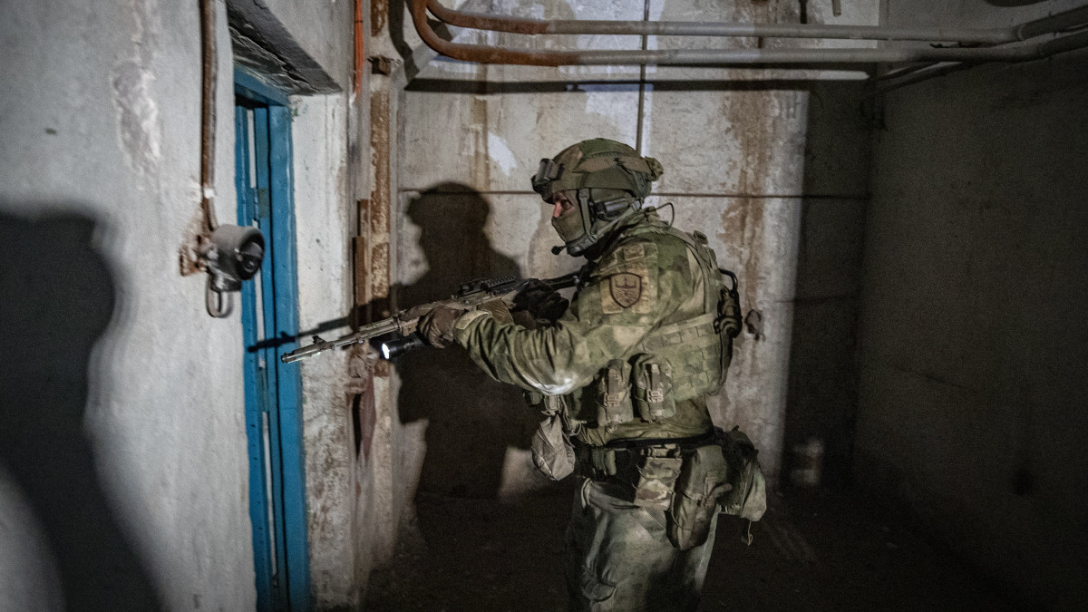 Orosz katona a mariupoli Azovsztal acélipari üzem föld alatti labirintusában 2022. június 13-án. Az Azovi-tenger partján fekvő kikötőváros a kizárólag Oroszország által elismert Donyecki Népköztársaság ellenőrzése alatt áll, miután az orosz erők hosszú ostrom árán elfoglalták. A kép területén az orosz védelmi minisztérium által újságíróknak szervezett túrán készült.