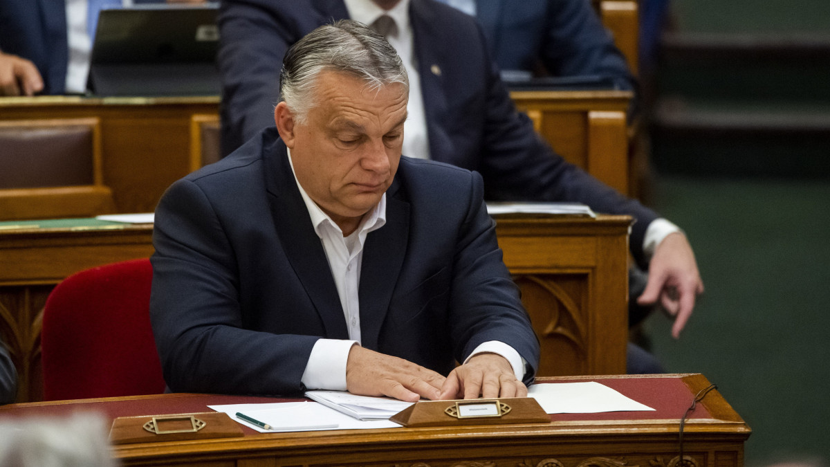 Orbán Viktor miniszterelnök szavaz az Országgyűlés plenáris ülésén 2022. június 14-én.