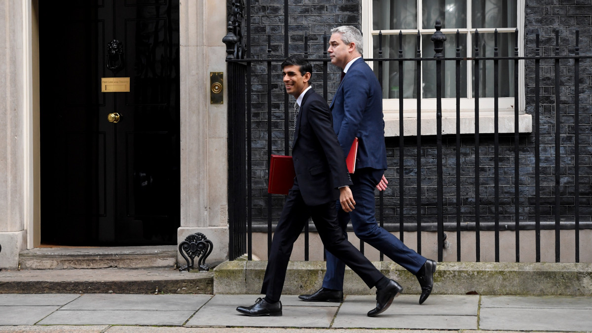 Rishi Sunak új pénzügyminiszter (b) és Stephen Barclay, a tárca államtitkára érkezik a brit kormány átalakítását követő első kabinetülésre a londoni kormányfői rezidenciára 2020. február 14-én. Boris Johnson brit miniszterelnök az előző nap módosította kormánya összetételét.