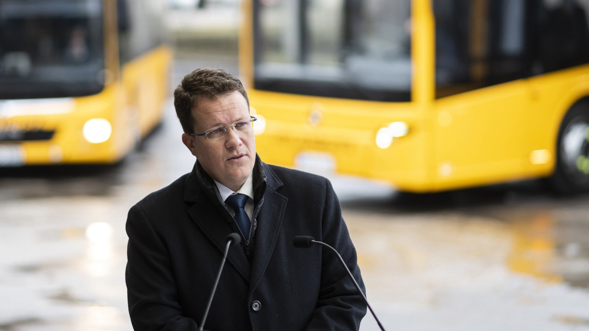 Pafféri Zoltán, a Volánbusz Zrt. elnök-vezérigazgatója beszédet mond a Debrecenben gyártott Mercedes-Benz Reform 501 LE típusú autóbuszok átadásán Hajdúszoboszlón 2022. február 15-én.