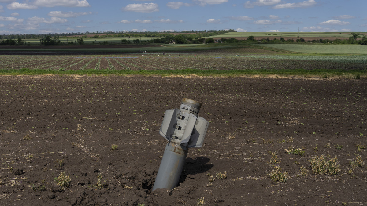 Fel nem robbant orosz rakéta a földbe fúródva egy mezőn a kelet-ukrajnai Szoledar település közelében 2022. június 7-én.