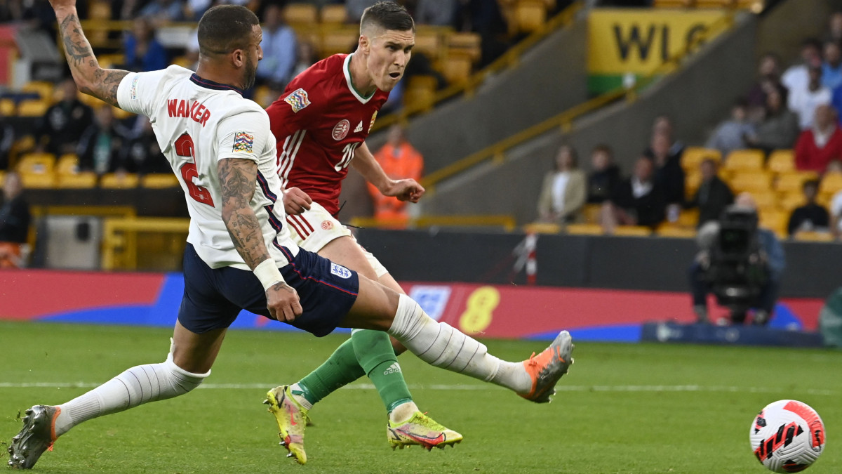 Sallai Roland (j) és az angol Kyle Walker a labdarúgó Nemzetek Ligája 4. fordulójában játszott Anglia - Magyarország mérkőzésen a wolverhamptoni Molineux Stadionban 2022. június 14-én. A magyar válogatott 4-0-ra győzött.