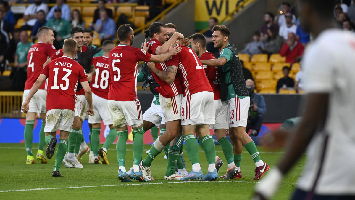 A magyar csapat gólöröme Sallai Roland második gólja után a labdarúgó Nemzetek Ligája 4. fordulójában játszott Anglia - Magyarország mérkőzésen a wolverhamptoni Molineux Stadionban 2022. június 14-én. A magyar válogatott 4-0-ra győzött.