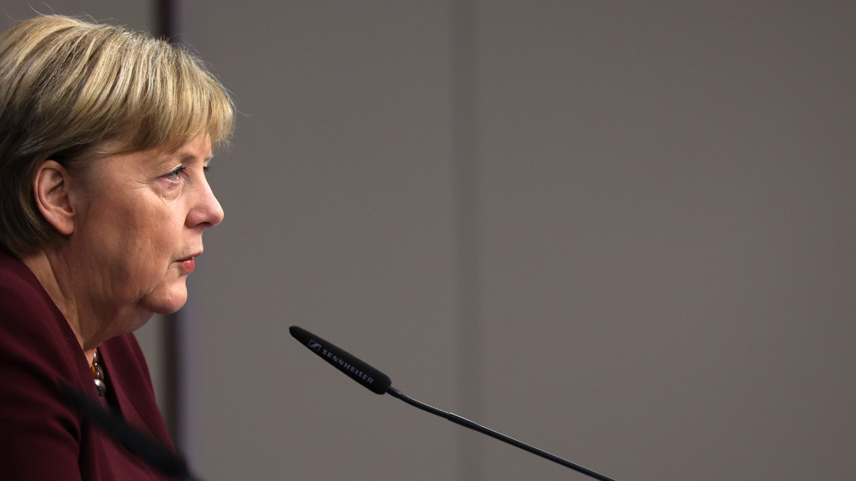 Angela Merkel leköszönő német kancellár sajtótájékoztatót tart az Európai Unió brüsszeli csúcstalálkozójának végén 2021. október 22-én.