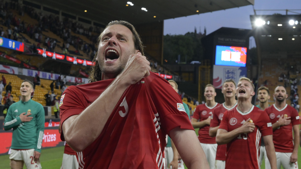Szalai Ádám (k) és csapattársai a győzelmüket ünneplik a labdarúgó Nemzetek Ligája 4. fordulójában játszott Anglia - Magyarország mérkőzés után a wolverhamptoni Molineux Stadionban 2022. június 14-én. A magyar válogatott 4-0-ra győzött.