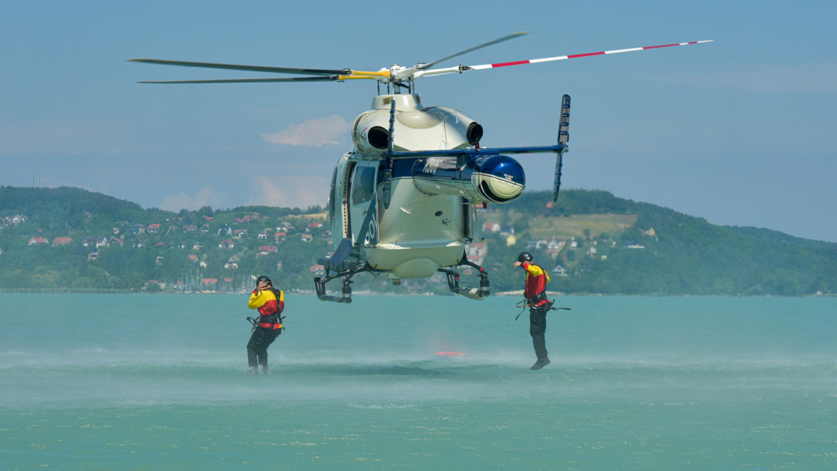 Helikoptert vetettek be a Balaton közepén