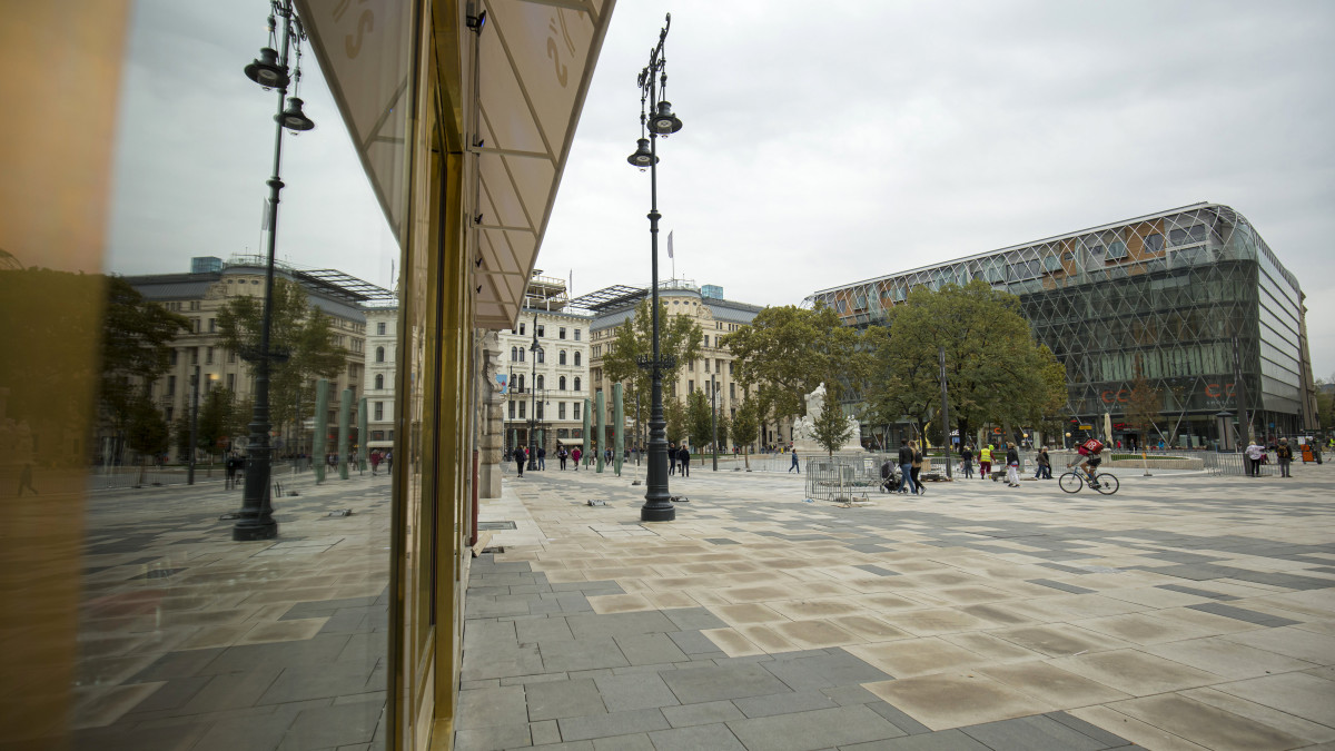 A megújult V. kerületi Vörösmarty tér 2019. szeptember 23-án.