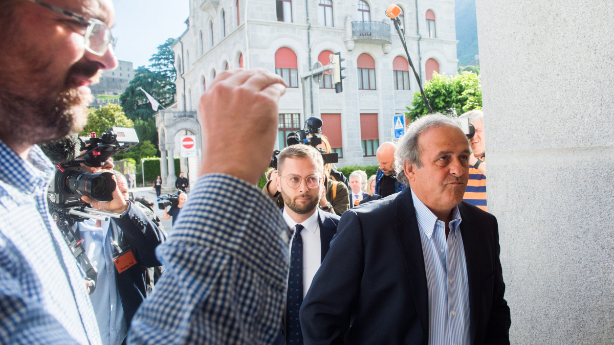 Michel Platini, az Európai Labdarúgó Szövetség (UEFA) korábbi francia elnöke (j) érkezik korrupciós perének tárgyalására a svájci Bellinzona város bíróságára 2022. június 8-án. A 66 éves Platinit a 2022-es világbajnokság rendezése körüli ügyek miatt vádolják korrupcióval. A volt elnököt a Nemzetközi Labdarúgó-szövetség, a FIFA korrupciós botrányában való érintettsége miatt 2015-ben nyolc évre eltiltották a futballügyektől.