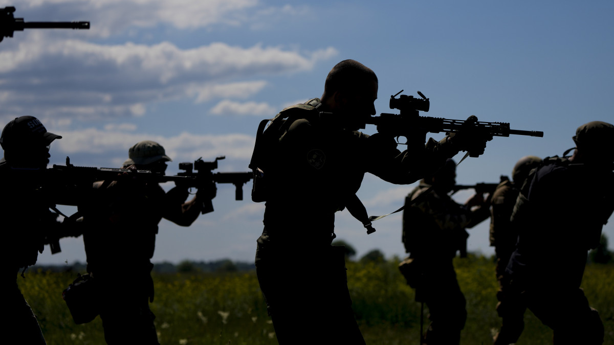 Ukrán civilek lőgyakorlaton vesznek rész Kijevben 2022. június 7-én.