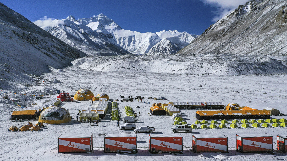 Alaptábor a Mount Everest, azaz a Csomolungma (a háttérben) lábánál, a tibeti autonóm területen 2020. április 30-án. A koronavírus-járvány nyomán bevezetett korlátozások miatt a Mount Everestre most nem engednek fel hegymászókat, ezt kihasználva pedig Kína tudósokat küldött fel a világ legmagasabb hegyének tanulmányozására.