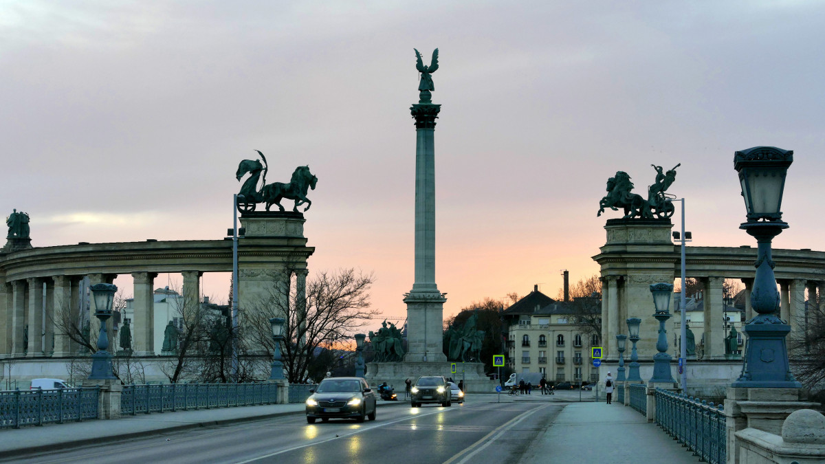 Budapest, 2021. január 16. A Millenniumi emlékmű (másként Ezredévi emlékmű) a Hősök terén, valamint a Zielinski híd alkonyi fényben. MTVA/Bizományosi: Jászai Csaba