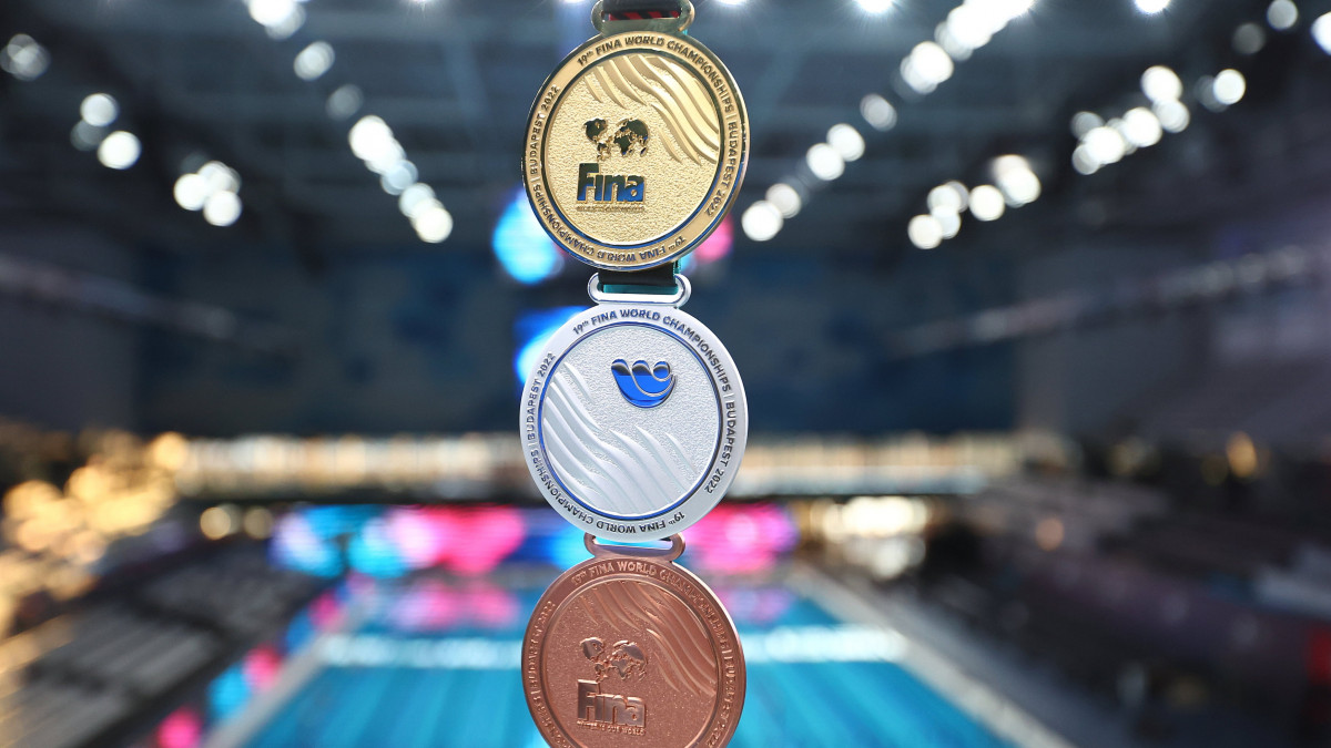 A budapesti vizes világbajnokság arany-, ezüst- és bronzérme a Duna Arénában 2022. június 14-én.