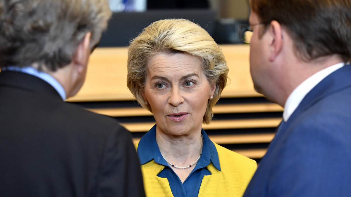 Ursula von der Leyen, az Európai Bizottság elnöke (k) beszélget Thierry Bretonnal, a bizottság jogérvényesülésért felelős tagjával (b) és Várhelyi Olivérrel, bővítésért és szomszédságpolitikáért felelős biztossal az uniós testület brüsszeli ülése előtt 2022. június 17-én. A bizottság ezen a napon ismerteti álláspontját Ukrajna uniós csatlakozási kérelméről.