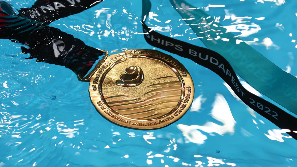 A budapesti vizes világbajnokság aranyérme a Duna Arénában 2022. június 14-én.