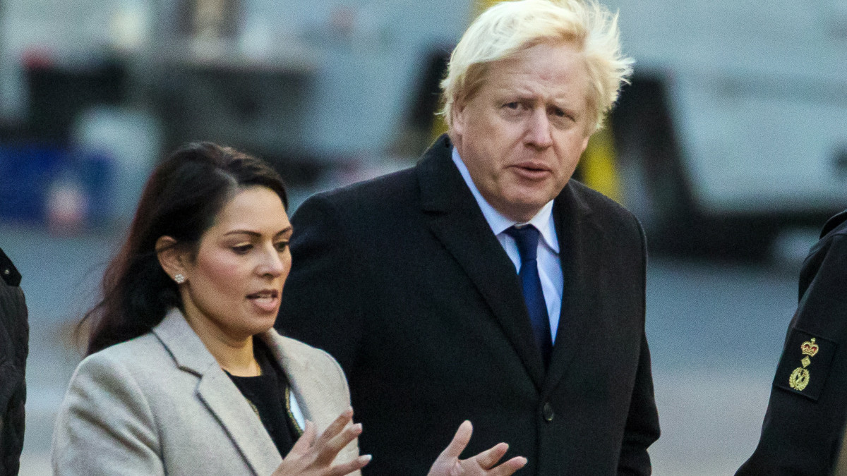 Boris Johnson brit miniszterelnök (k) és Priti Patel brit belügyminiszter (b) az előző napi késeléses támadás helyszínén, a brit főváros pénzügyi negyedében, a Cityben, a London híd végében 2019. november 30-án.  A támadó, a 28 éves Usman Khan két embert megölt és hármat megsebesített, mielőtt járókelők lefogták, majd rendőrök agyonlőtték.