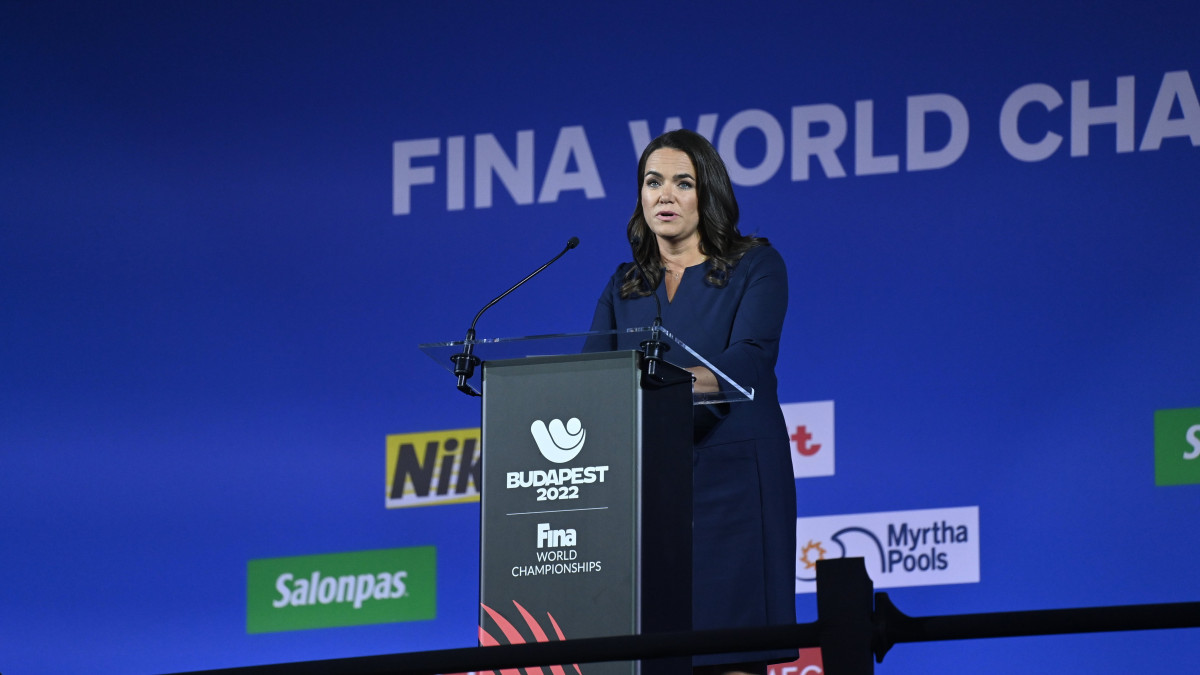 Novák Katalin köztársasági elnök beszédet mond a vizes világbajnokság nyitóünnepségén a budapesti Duna Arénában 2022. június 18-án.