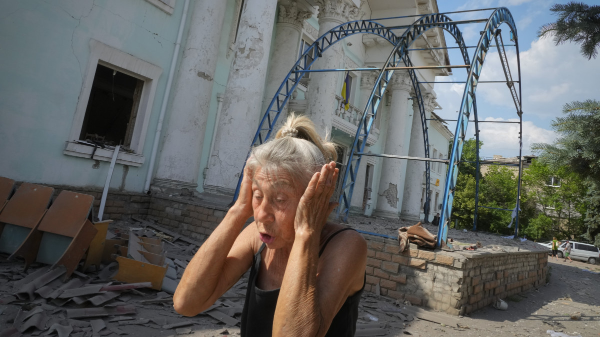 Az átéltekről beszél egy nő a kelet-ukrajnai Luhanszki területen fekvő Liszicsanszk ellen végrehajtott orosz légitámadás után, 2022. június 16-án.