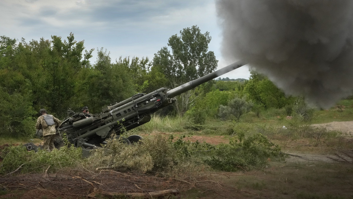 Ukrán katonák lövik az orosz állásokat az amerikai hadsereg által biztosított M777-es tarackok egyikével a Donyec-medencében 2022. június 18-án.