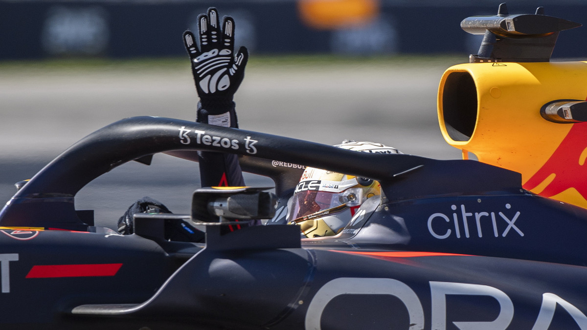 Max Verstappen, a Red Bull holland versenyzője ünnepel, miután megnyerte a Forma-1-es autós gyorsasági világbajnokság Kanadai Nagydíját a montreali Gilles Villeneuve pályán 2022. június 19-én.