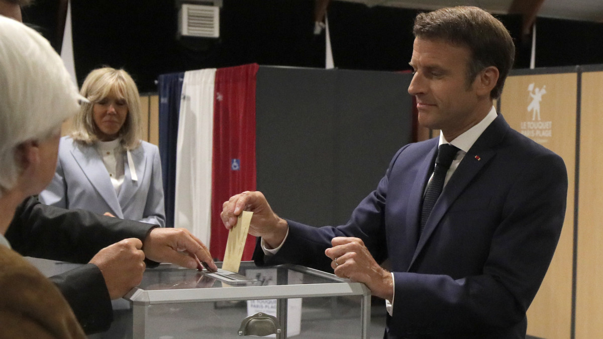Emmanuel Macron francia elnök (j) és felesége, Brigitte szavaz a nemzetgyűlési választások második fordulójában Le Touquet-ben 2022. június 19-én. A kétfordulós választáson mintegy 48 millió választópolgár a parlament alsóházának 577 képviselőjét választja meg öt évre. Franciaországban nincsen pártlistás szavazás, az állampolgárok egyéni jelöltekre adhatják le a voksukat.