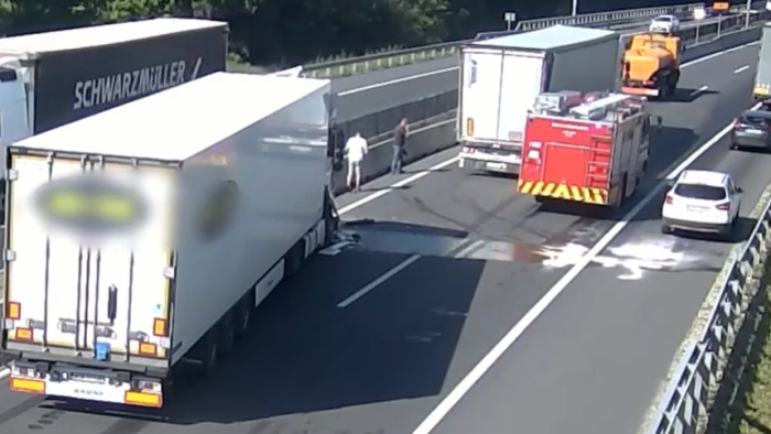 Fékezett a sor, beleszállt egy kamion a végébe – videó