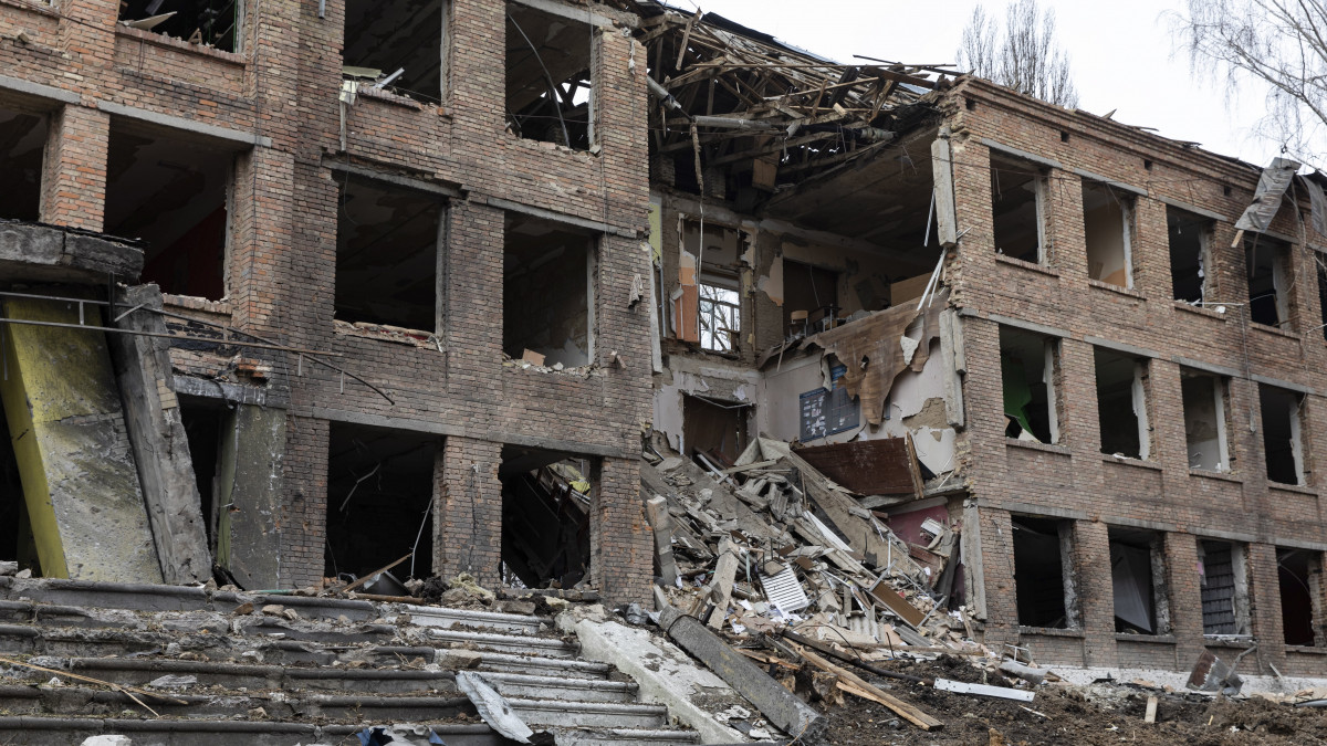Rakétatámadásban megrongálódott iskolaépület a Kijev közelében fekvő Vaszilkivben 2022. március 7-én. Vlagyimir Putyin orosz elnök február 24-én rendelte el katonai művelet végrehajtását Ukrajnában.
