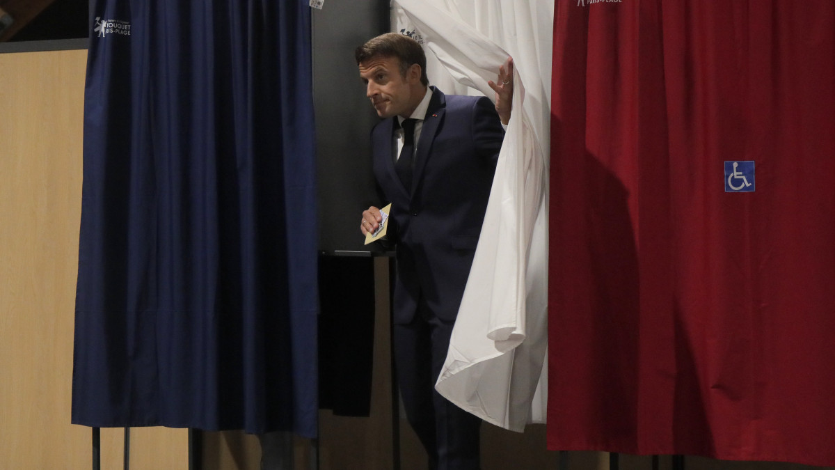 Emmanuel Macron francia elnök szavaz a nemzetgyűlési választások második fordulójában Le Touquet-ben 2022. június 19-én. A kétfordulós választáson mintegy 48 millió választópolgár a parlament alsóházának 577 képviselőjét választja meg öt évre. Franciaországban nincsen pártlistás szavazás, az állampolgárok egyéni jelöltekre adhatják le a voksukat.