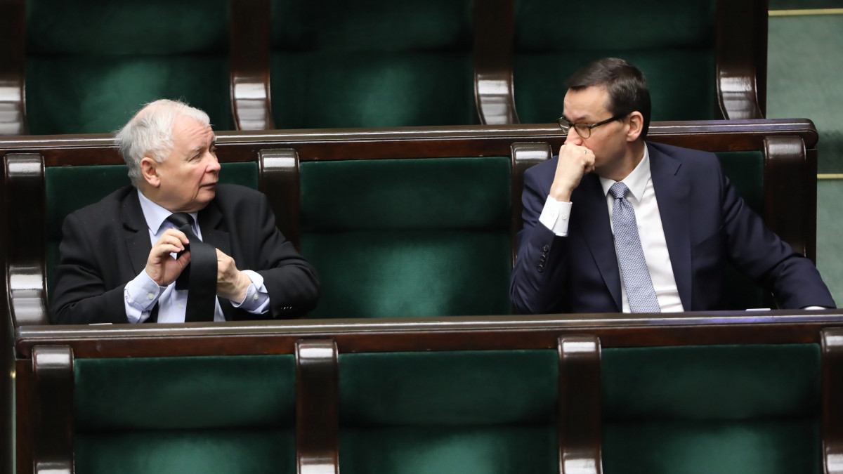 Jaroslaw Kaczynski, a kormányzó Jog és Igazságosság Pártjának (PiS) elnöke (b) és Mateusz Morawiecki miniszterelnök a koronavírus-járvány elleni védekezésről tartott vitában a parlament varsói üléstermében 2020. április 8-án.