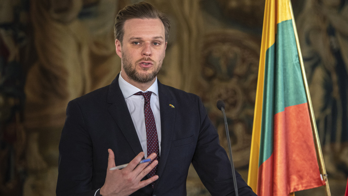 Gabrielius Landsbergis litván külügyminiszter a cseh hivatali partnerével, Jan Lipavskyval közösen tartott sajtóértekezleten Prágában 2022. március 17-én.