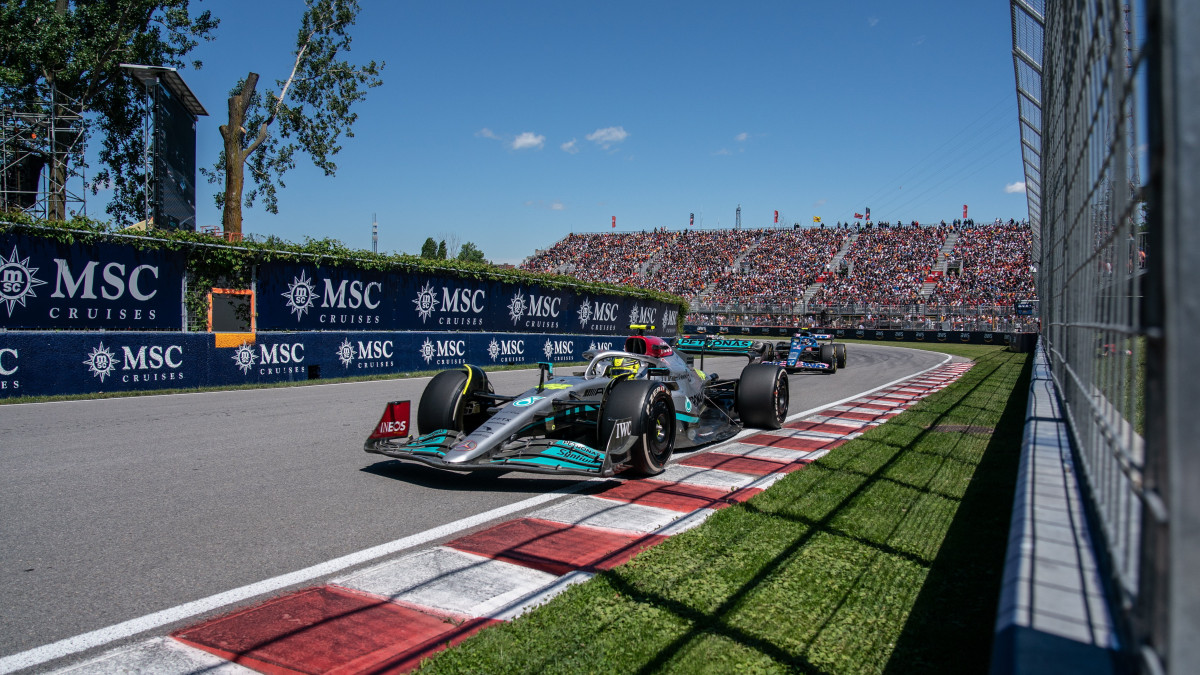 Lewis Hamilton, a Mercedes brit versenyzője a Forma-1-es autós gyorsasági világbajnokság Kanadai Nagydíján a montreali Gilles Villeneuve pályán 2022. június 19-én.