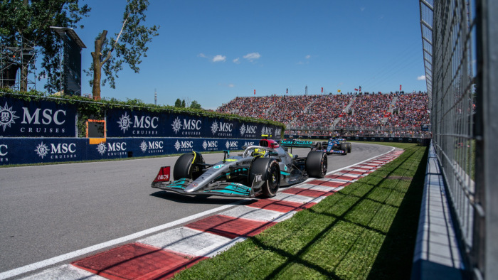 Forma–1: Lewis Hamilton helyett mást indít a Mercedes