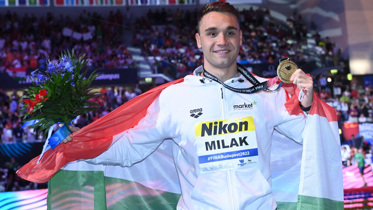 Az aranyérmes Milák Kristóf a férfi 200 méteres pillangóúszás eredményhirdetése után a vizes világbajnokságon a Duna Arénában 2022. június 21-én. Milák Kristóf 1:50.34-es világcsúccsal győzött.