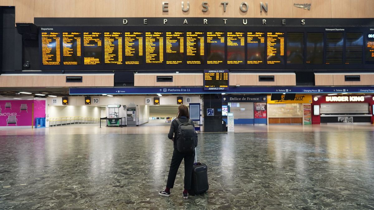 Utas ácsorog az üres a londoni Euston vasútállomáson 2022. június 21-én, amikor munkabeszüntetés kezdődik a brit tömegközlekedési szektorban. A sztrájkot azt követően hirdették meg, hogy a vasúttársaságok és a szakszervezetek bértárgyalásai eredménytelenül zárultak.