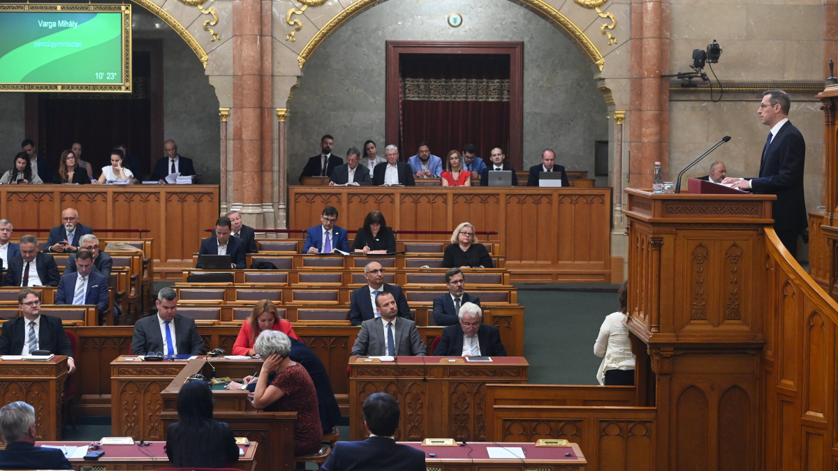 Varga Mihály pénzügyminiszter az expozéját tartja a Magyarország 2023. évi központi költségvetéséről szóló törvényjavaslat vitájában az Országgyűlés rendkívüli plenáris ülésén 2022. június 22-én. Varga Mihály elmondta, hogy a 2023-as büdzsé a rezsicsökkentés és a honvédelem költségvetése, ezek azok a legfontosabb gazdaságpolitikai irányok, amelyeket számokba foglaltak.