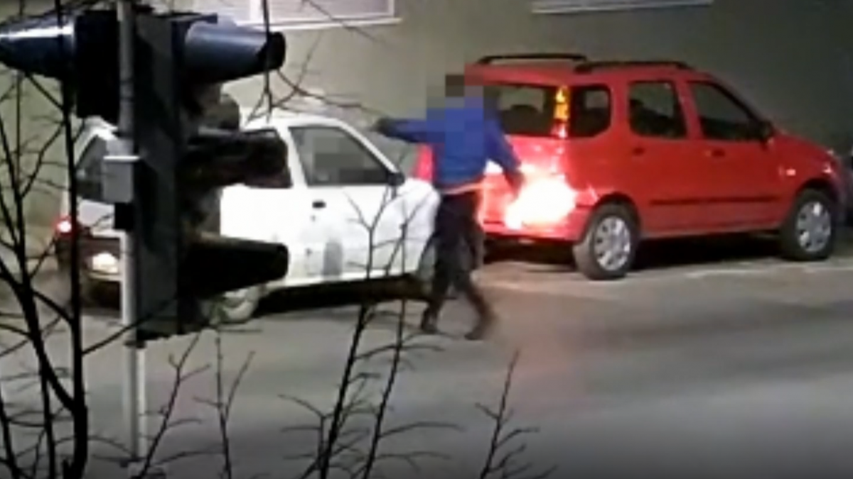 Útjában volt az autó, ezért megrongálta, és a benne ülőket bántalmazta – videó