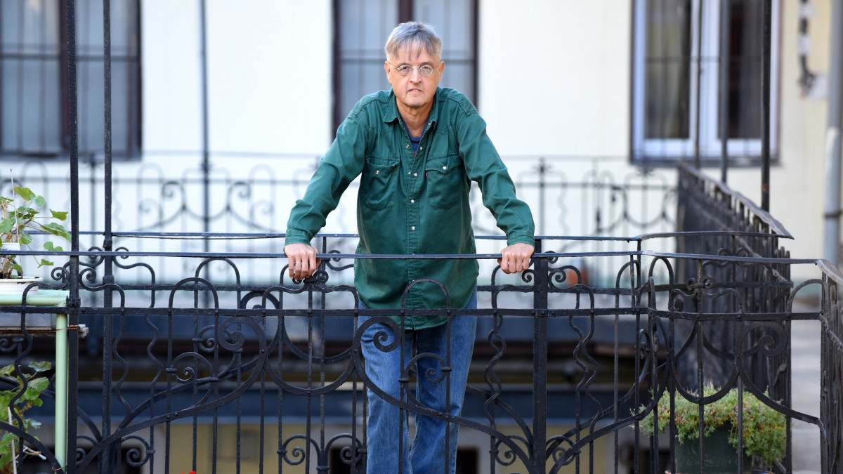 A Térey-ösztöndíjjal 2020-ban elismert Garaczi László József Attila-díjas költő, próza-, esszé, dráma-, forgatókönyvíró, műfordító budapesti otthonában 2021. május 26-án.