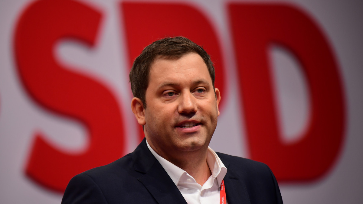 Lars Klingbeil pártfőtitkár a nagykoalícióban kormányzó Német Szociáldemokrata Párt (SPD) berlini kongresszusán 2019. december 6-án.