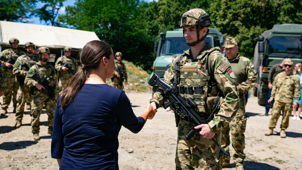 Novák Katalin az ukrajnai határon szolgáló katonákhoz látogatott
