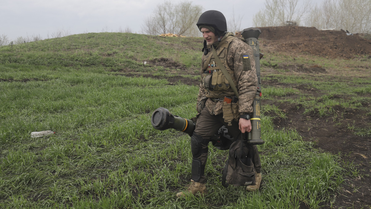 Ukrán katona felkészül az orosz csapatok támadására Donyeck megyében 2022. április 18-án.