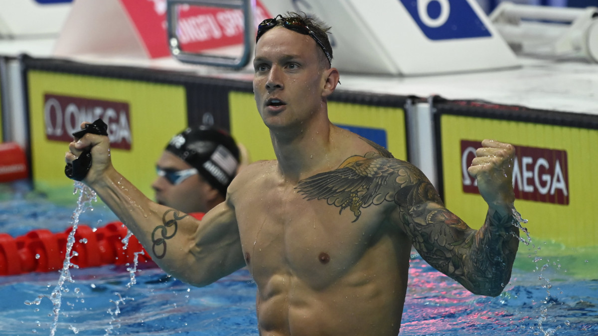 A győztes amerikai Caeleb Dressel a férfi 50 méteres pillangóúszás döntője után a vizes világbajnokságon a Duna Arénában 2022. június 19-én.
