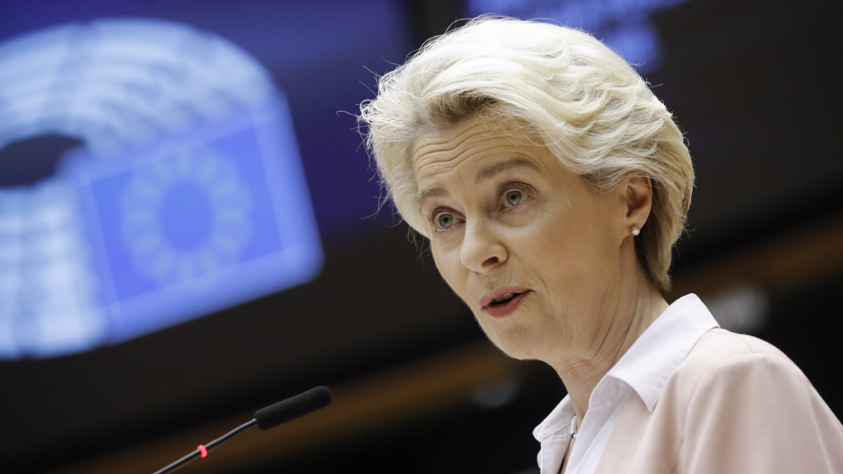 Ursula von der Leyen, az Európai Bizottság elnöke felszólal az Európai Parlament plenáris ülésén Brüsszelben 2022. június 22-én.