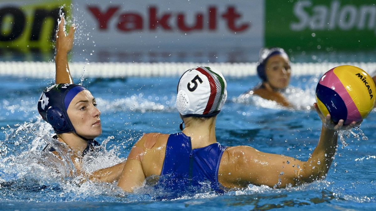 Gurissati Gréta (b) és az olasz Elisa Queirolo a vizes világbajnokság női vízilabda tornáján, az A csoportban játszott Magyarország-Olaszország mérkőzésen a margitszigeti Hajós Alfréd Nemzeti Sportuszodában 2022. június 22-én.