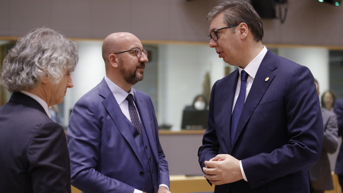 Charles Michel, az Európai Tanács elnöke (k) és Aleksandar Vucic szerb elnök (j) az Európai Unió és a Nyugat-Balkán csúcsértekezletén, amelyet az EU kétnapos csúcstalálkozójának keretében tartanak Brüsszelben az esemény első napján, 2022. június 23-án.
